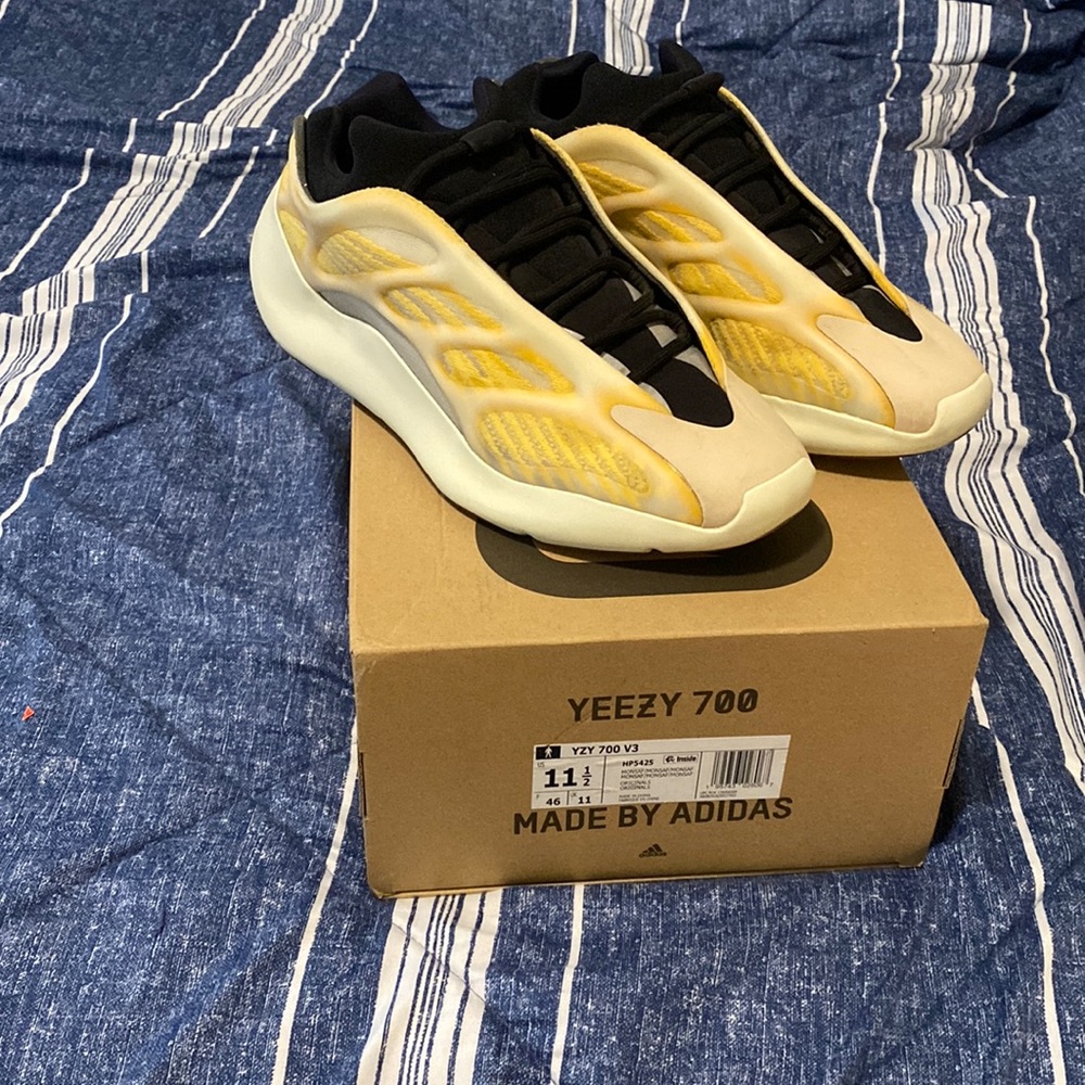 Yeezy 700 V3 Mono Saflower
